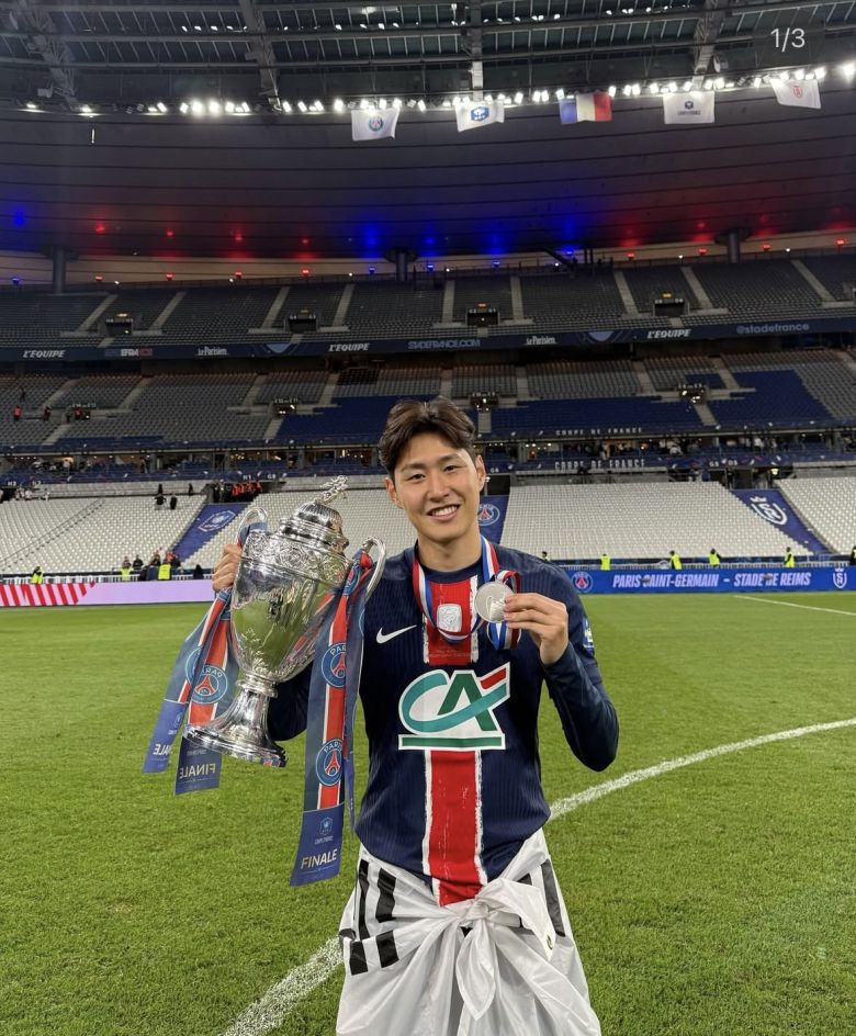 이강인이 트로피를 들고 미소 짓고 있다. 사진=SNS 캡처