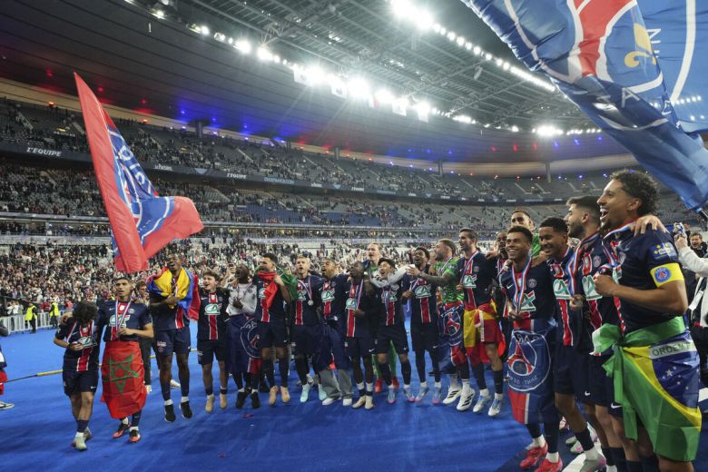 PSG 선수단이 쿠프 드 프랑스(프랑스컵·FA컵) 결승에서 스타드 드 프랭스를 꺾고 우승하며 환호하고 있다. 사진=AP/뉴시스