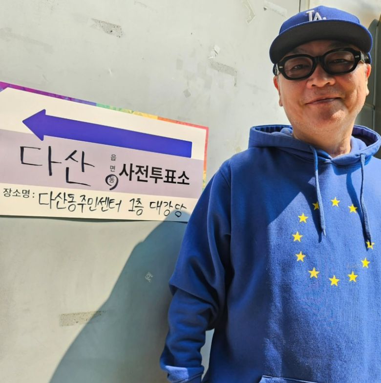 제21대 대통령선거 사전투표 기간 동안 여러 스타가 SNS를 통해 사전투표 인증샷을 공개했다. 일부 스타는 공공연하게 정치적 의도를 드러냈지만 대부분은 정치색 논란을 피하기 위해 무채색 의상, 숫자·색깔 노출 최소화 등 다양한 방식으로 인증샷을 남겼다. 사진은 파란 옷을 입고 인증 사진을 찍은 배우 김의성.