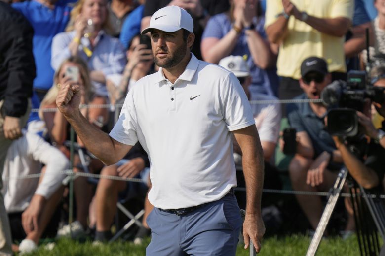 남자골프 세계랭킹 1위 스코티 셰플러가 2일 열린 미국프로골프(PGA) 투어 메모리얼 토너먼트 최종라운드에서 버디를 낚고 주먹을 불끈 쥐고 있다. 사진=AP/뉴시스
