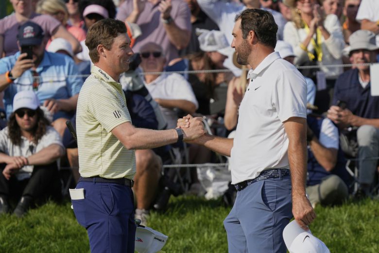 남자골프 세계랭킹 1위 스코티 셰플러(오른쪽)가 2일 열린 미국프로골프(PGA) 투어 메모리얼 토너먼트에서 우승을 확정한 후, 우승경쟁을 펼친 벤 그리핀과 악수를 나누고 있다. 사진=AP/뉴시스