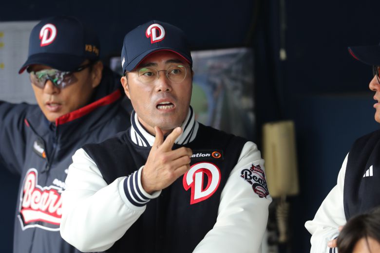 조성환 두산 1군 퀄리티컨트롤 코치가 지난 4월12일 잠실 LG전에서 이승엽 전 감독(왼쪽)과 함께 더그아웃에서 선수들에게 지시를 내리고 있다. 사진=두산베어스 제공