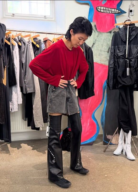 빨간색 옷을 입은 사진을 올렸다가 정치색 논란에 휩싸인 홍진경.