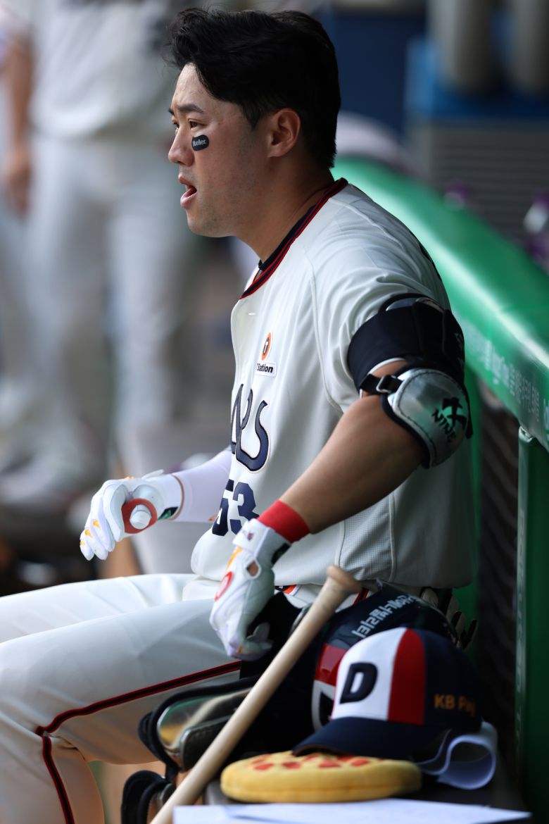 두산 양석환이 더그아웃에서 보호장비를 풀고 있다. 사진=두산베어스 제공
