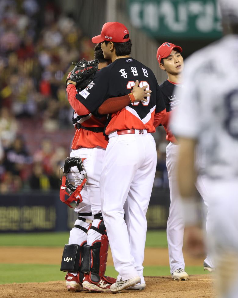 KIA 홍원빈이 데뷔전을 마치고 포수 한준수와 포옹을 나누고 있다. 사진=KIA타이거즈 제공
