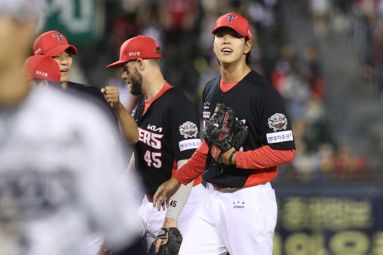 KIA 홍원빈이 데뷔전을 마치고 밝게 미소 짓고 있다. 사진=KIA타이거즈 제공