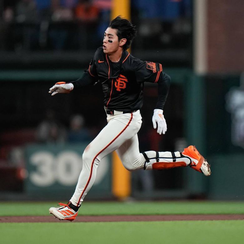 이정후가 안타를 때려내고 베이스러닝을 펼치고 있다. 사진=샌프란시스코 자이언츠 공식 SNS