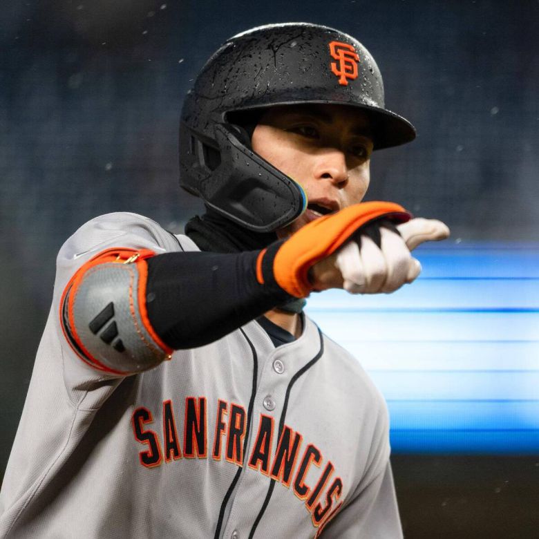 이정후가 2025시즌 첫 홈런을 때려내고 팀 더그아웃을 향해 세리머니를 펼치고 있다. 사진=샌프란시스코 자이언츠 공식 SNS