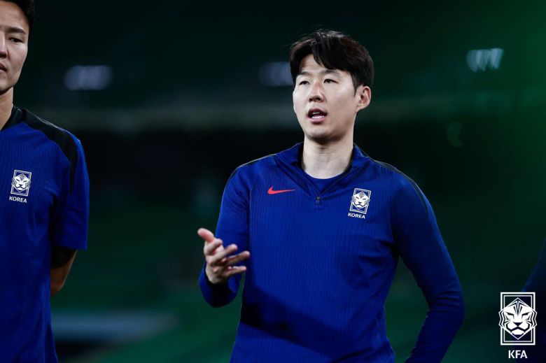 2026 FIFA 북중미 월드컵 3차 예선 이라크와의 경기를 앞둔 축구대표팀 손흥민이 4일(현지 시간) 이라크 바스라국제경기장에서 훈련에 앞서 발언하고 있다. 사진=대한축구협회 제공