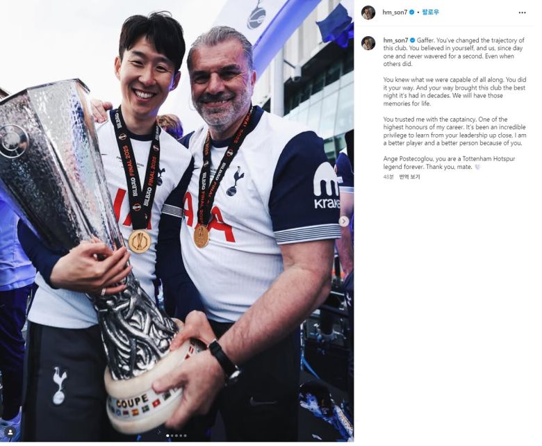토트넘 '주장' 손흥민(왼쪽)과 엔제 포스테코글루 전 감독이 우승컵을 잡고 기념촬영하고 있다. 손흥민은 포스테코글루 감독의 경질 소식에 SNS로 존경심을 전했다.  사진=손흥민 SNS 캡처