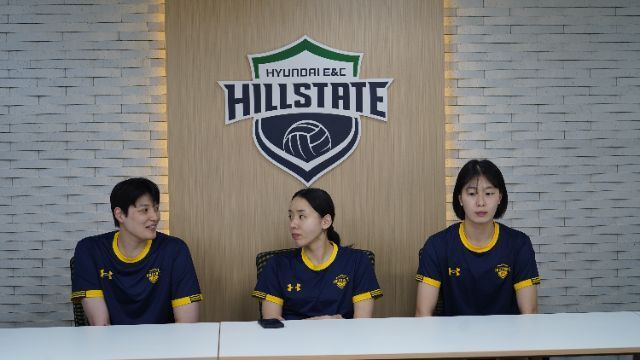 올 시즌 현대건설에 새롭게 합류한 김희진(왼쪽부터), 이예림, 지민경이 9일 경기도 용인에 위치한 현대건설 체육관에서 열린 간담회에서 취재진과의 인터뷰에 임하고 있다. 사진=현대건설 힐스테이트 배구단 제공