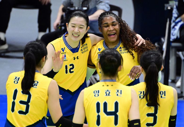 현대건설에서 뛰었던 이다현(왼쪽)과 모마 바소코가 동료들과 기쁨을 나누고 있다. 사진=KOVO 제공