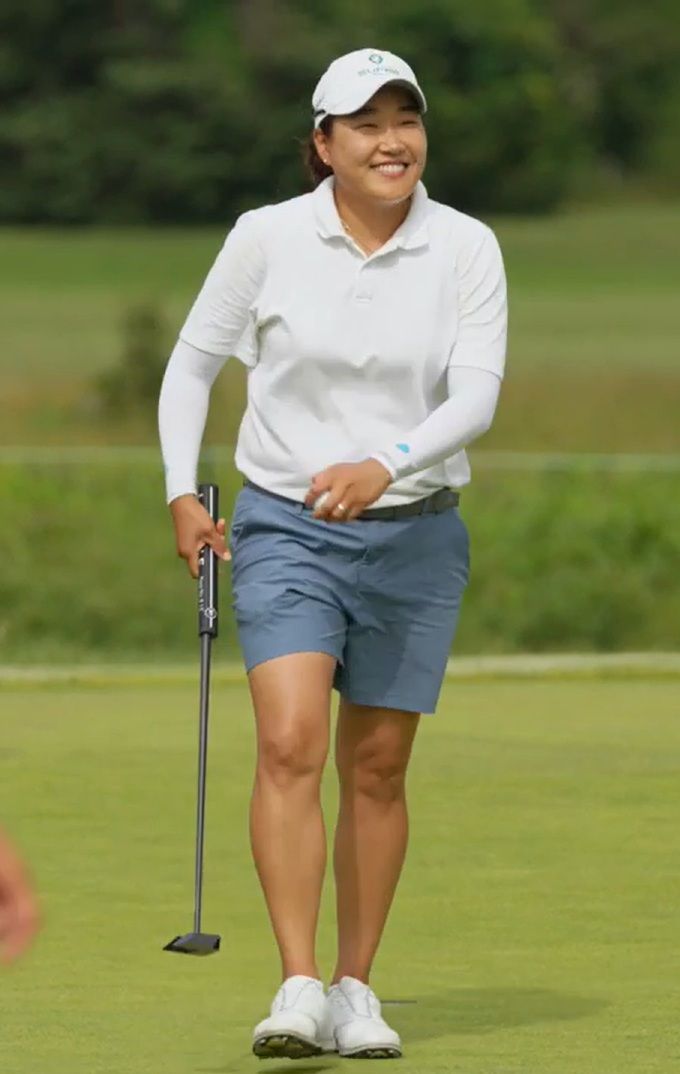 이일희가 홀아웃하며 활짝 미소 짓고 있다. 사진=LPGA 영상 캡처