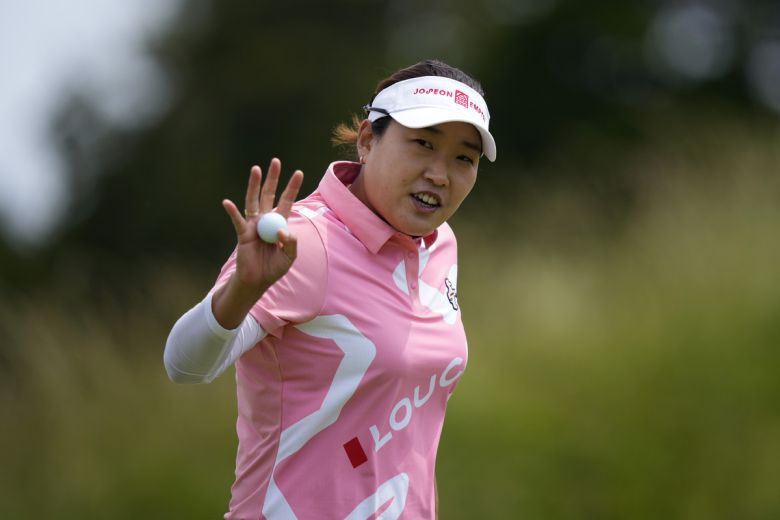 이일희가 2023년 6월미국 뉴저지주 갤러웨이의 시뷰 베이 코스에서 열린 미국여자프로골프(LPGA) 투어 숍라이트 클래식에서 갤러리들에게 인사하고 있다. 사진=AP/뉴시스