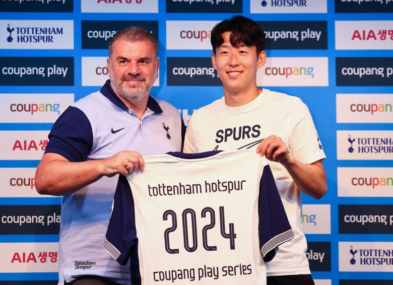 엔제 포스테코글루 토트넘 전 감독(왼쪽)과 손흥민이 지난해 7월 쿠팡플레이 시리즈 1차전 팀 K리그 대 토트넘 경기를 앞두고 열린 프리 매치 기자회견에서 유니폼을 들고 기념촬영을 하고 있다. 사진=뉴시스