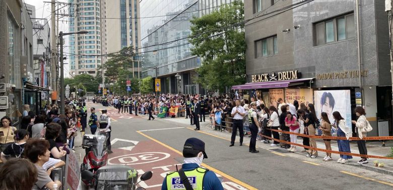 방탄소년단(BTS)의 멤버 RM(김남준)과 뷔(V·김태형)가 대한민국 국방의 의무를 마치고 전역했다. 방탄소년단은 이달 안으로 모든 멤버가 군복무를 마칠 예정이다. RM과 뷔에 이어, 지민과 정국은 오는 11일, 그리고 슈가(민윤기)는 21일 사회복무요원 소집해제를 앞두고 있다. 세계 각국의 팬들이 10일 서울 용산구 하이브 본사 주변에 BTS멤버가 나타나기를 기다리고 있다. 김용학 기자 yhkim@sportsworldi.com