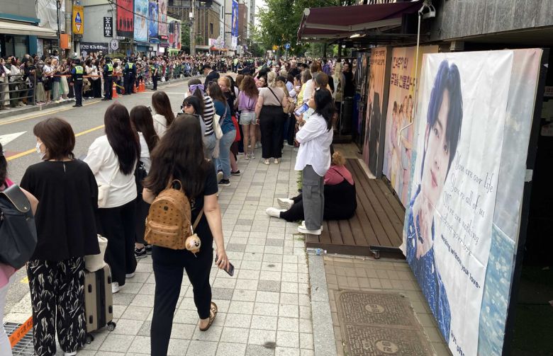 방탄소년단(BTS)의 멤버 RM(김남준)과 뷔(V·김태형)가 대한민국 국방의 의무를 마치고 전역했다. 방탄소년단은 이달 안으로 모든 멤버가 군복무를 마칠 예정이다. RM과 뷔에 이어, 지민과 정국은 오는 11일, 그리고 슈가(민윤기)는 21일 사회복무요원 소집해제를 앞두고 있다. 세계 각국의 팬들이 10일 서울 용산구 하이브 본사 주변에 BTS멤버가 나타나기를 기다리고 있다. 김용학 기자 yhkim@sportsworldi.com