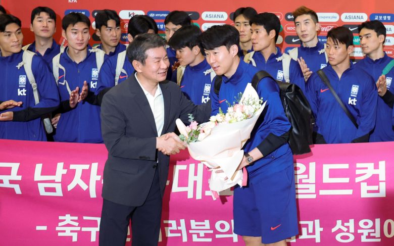 이라크 원정 경기에서 승리해 북중미 월드컵 본선 진출에 성공한 축구 국가대표팀 손흥민이 6일 인천국제공항을 통해 귀국해 정몽규 대한축구협회장으로부터 꽃다발을 전달받고 있다. 사진=뉴시스