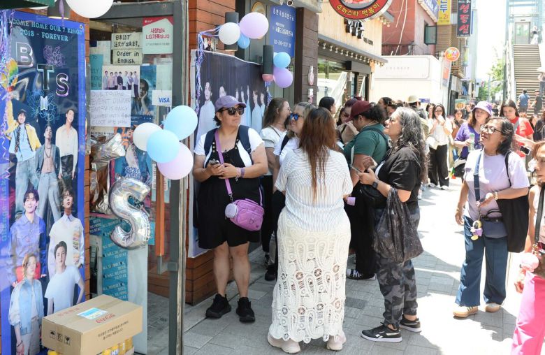 11일 방탄소년단(BTS)의 지민과 정국이 군 복무를 마치고 만기 전역했다. 서울 용산구 하이브 사옥에 방문한 지민과 정국의 모습을 보기 위해 모인 글로벌 아미들이 분식점 앞에 줄을 서고있다. 김용학 기자