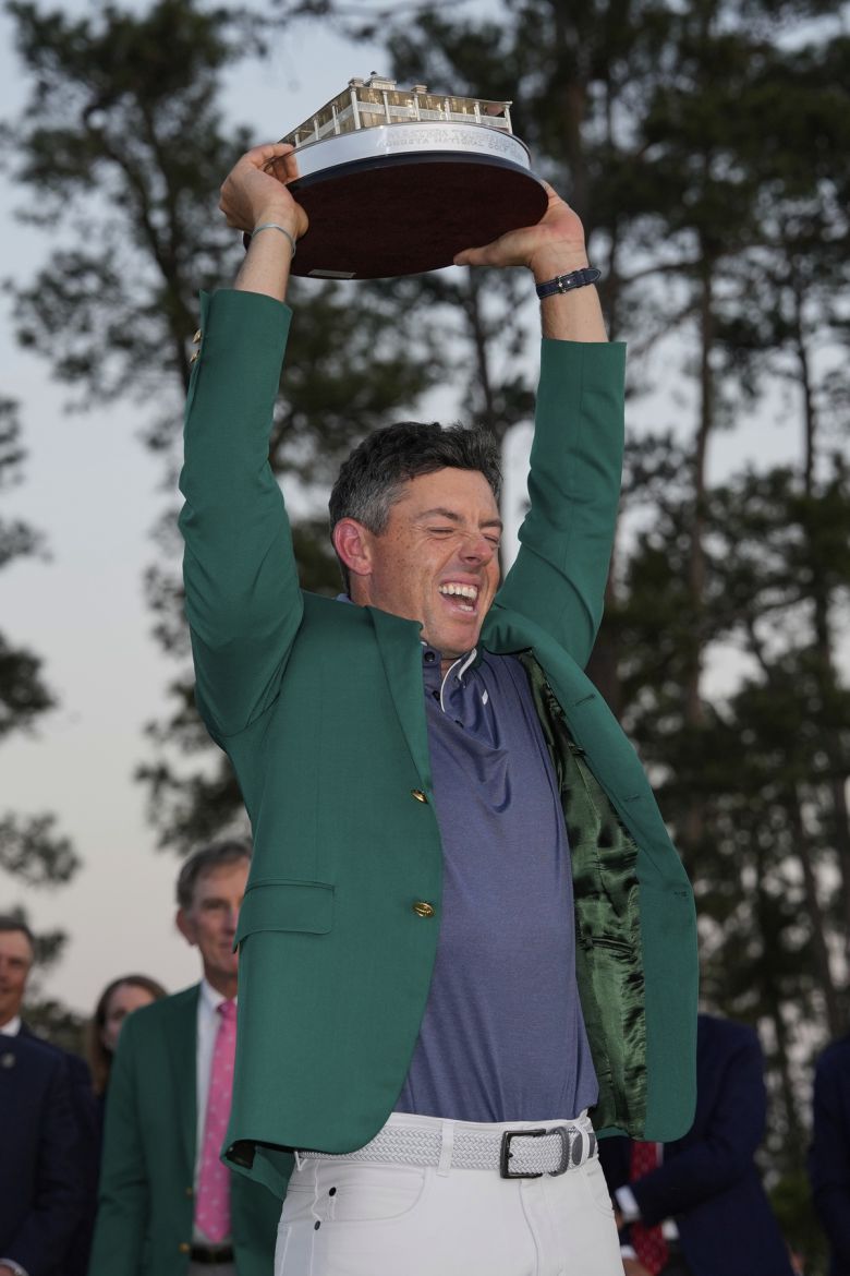 로리 매킬로이가 지난 4월 열린 마스터스 토너먼트에서 우승을 차지하고 트로피를 번쩍 들고 있다. 사진=AP/뉴시스