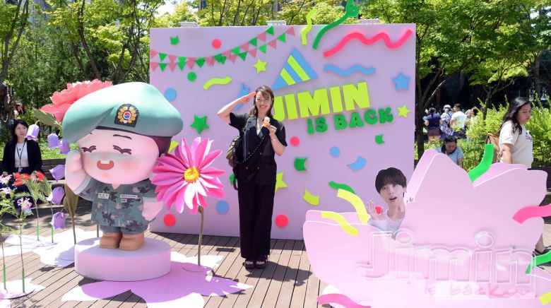 11일 방탄소년단(BTS)의 지민과 정국이 군 복무를 마치고 만기 전역했다. 서울 용산구 하이브 사옥에 방문한 지민과 정국의 모습을 보기 위해 모인 글로벌 아미들이 캐릭터 인형앞에서 촬영을 하고 있다. 김용학 기자