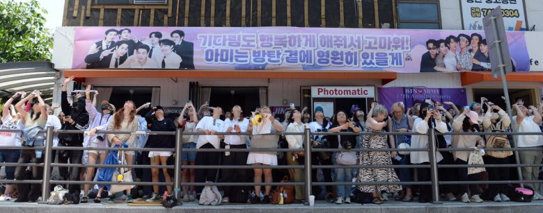 11일 방탄소년단(BTS)의 지민과 정국이 군 복무를 마치고 만기 전역했다. 서울 용산구 하이브 사옥에 방문한 지민과 정국의 모습을 보기 위해 모인 글로벌 아미들이 건물을 바라보고 있다. 김용학 기자