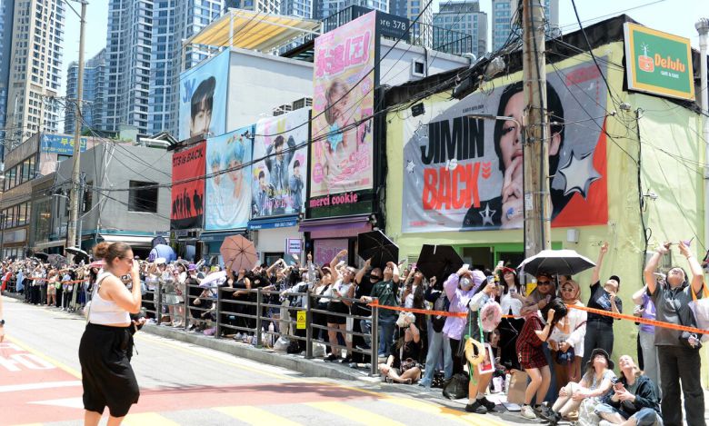 11일 방탄소년단(BTS)의 지민과 정국이 군 복무를 마치고 만기 전역했다. 서울 용산구 하이브 사옥에 방문한 지민과 정국의 모습을 보기 위해 모인 글로벌 아미들이 건물을 바라보고 있다. 김용학 기자