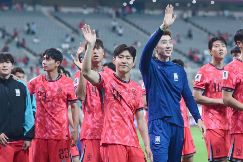 한국축구대표팀 이강인이 10일 서울월드컵경기장에서 열린 2026 국제축구연맹(FIFA) 북중미 월드컵 아시아 3차 예선 최종전 쿠웨이트와의 경기를 마치고 팬들에게 인사를 하고 있다. 사진=김두홍 기자