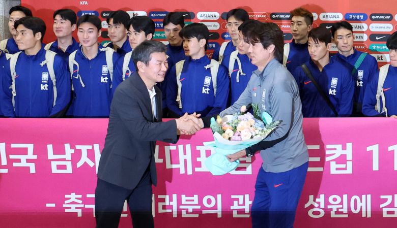 이라크 원정 경기에서 승리해 북중미 월드컵 본선 진출에 성공한 축구 국가대표팀 홍명보 감독이 6일 인천국제공항을 통해 귀국해 정몽규 대한축구협회장으로부터 꽃다발을 전달받고 있다. 사진=뉴시스