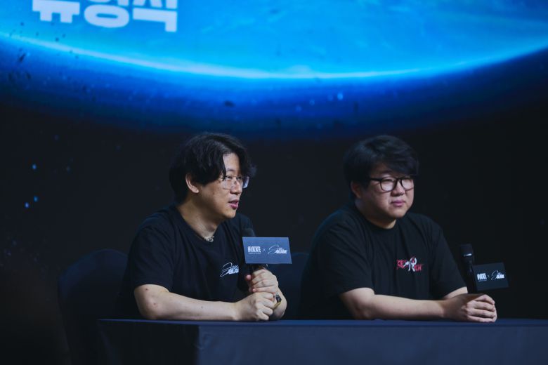 김형태 대표와 유형석 디렉터가 컬래버 업데이트를 소개하고 있다. 시프트업 제공