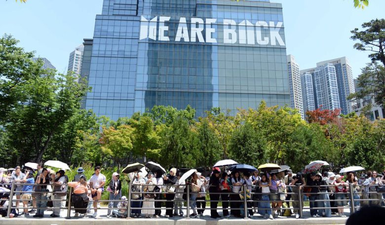 방탄소년단의 지민과 정국이 국방의 의무를 마치고 11일 전역을 하였다. 서울 용산구 하이브 사옥 외벽에는 ‘위 아 백’(WE ARE BACK)이라는 문구가 적혀있다. 김용학 기자