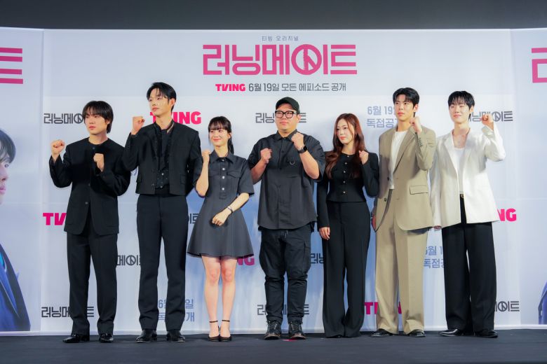 배우 윤현수, 이정식, 홍화연, 한진원 감독(가운데), 김지우, 최우성, 이봉준이 제작발표회에서 사진을 찍고 있다. 티빙 제공