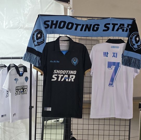 12일 쿠팡플레이 FC슈팅스타와 춘천 시민 축구단의 경기가 열리는 용인시 처인구 용인미르스타디움 내부의 굿즈샵. 정가영 기자.