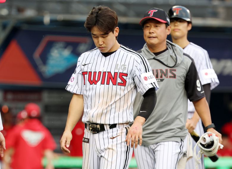 LG 구본혁이 몸 맞는 공을 손등에 맞고 교체되고 있다. 사진=뉴시스