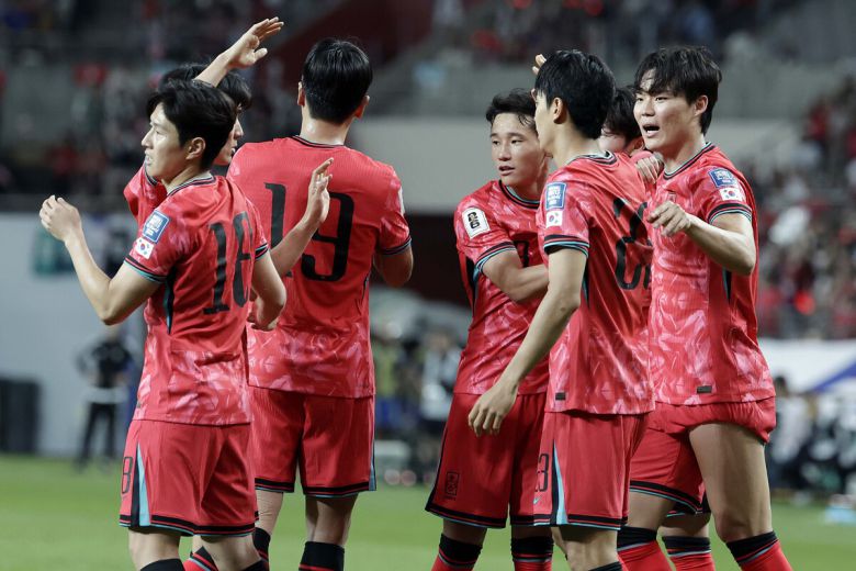 오현규가 10일 서울 마포구 서울월드컵경기장에서 열린 2026 국제축구연맹(FIFA) 북중미월드컵 아시아 3차 예선 쿠웨이트와의 홈 경기에서 추가골을 성공시킨 뒤 동료들과 기뻐하고 있다. 사진=뉴시스