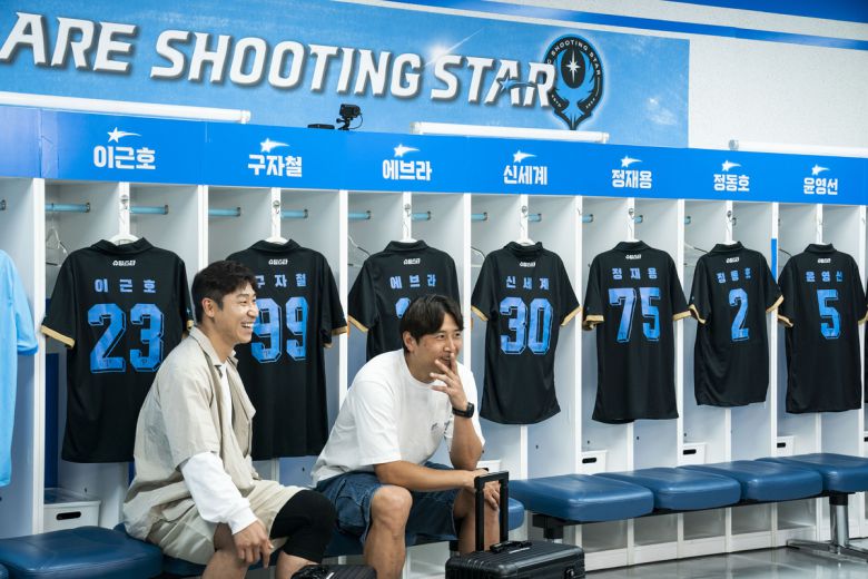 FC슈팅스타 이근호(왼쪽)와 구자철이 12일 용인시 처인구 용인미르스타디움에서 열린 춘천 시민 축구단과의 경기에 앞서 라커룸에서 대화를 나누고 있다. 쿠팡플레이 제공.