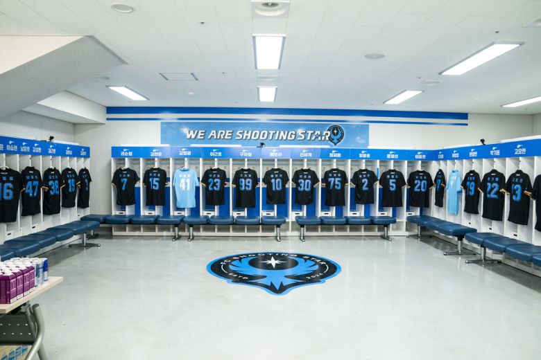 춘천 시민 축구단과의 경기를 앞둔 FC슈팅스타의 라커룸 내부 모습. 쿠팡플레이 제공.