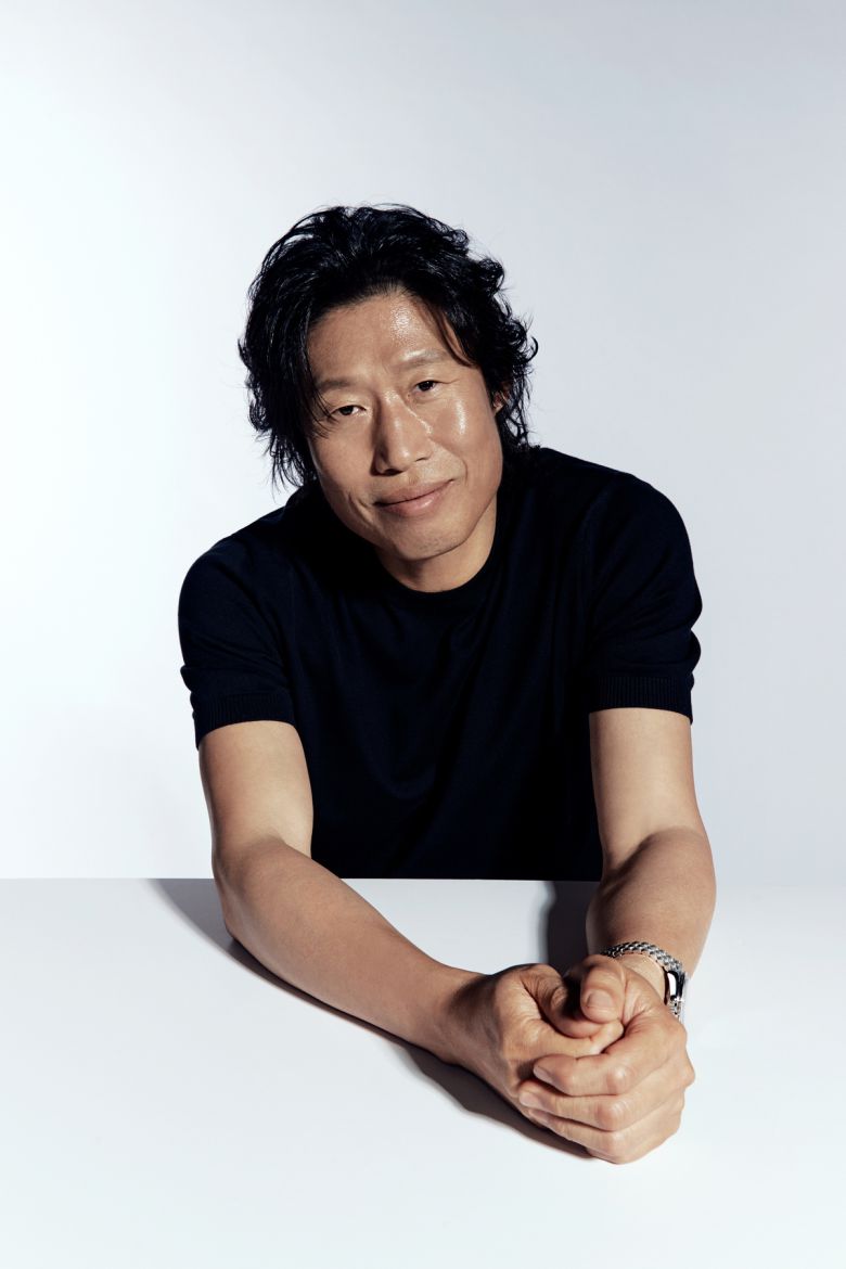 유해진이 인터뷰에 앞서 포즈를 취하고 있다. 쇼박스 제공
