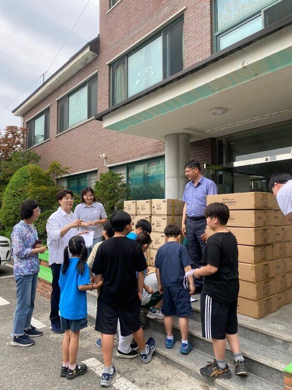 방송인 박수홍이 20년 넘게 인연을 이어온 아동복지시설에 현금과 현물을 기부하며 따뜻한 선행을 실천했다.  사진 = 애신아동복지센터