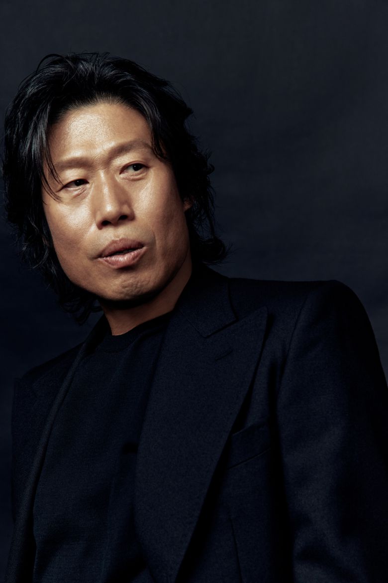 유해진이 인터뷰에 앞서 포즈를 취하고 있다. 쇼박스 제공