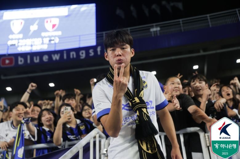 인천 박승호가 지난 15일 수원 삼성전에서 멀티골을 기록하며 팀의 2-1 승리를 이끌었다. 더불어 K리그2 16라운드 MVP까지 수상했다. 사진=한국프로축구연맹 제공