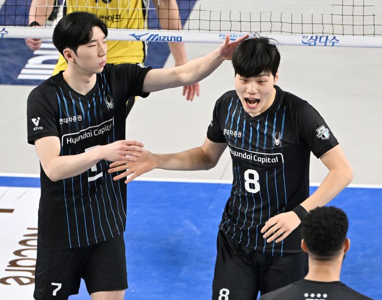 현대캐피탈 손찬홍(오른쪽)이 득점을 올리고 허수봉의 축하를 받고 있다. 사진=KOVO 제공