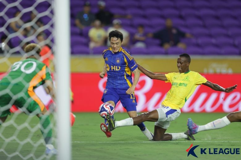 슈팅 날리는 엄원상. 사진=한국프로축구연맹 제공