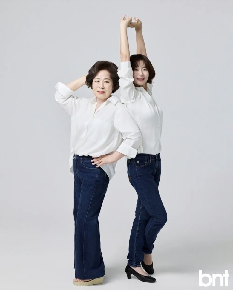 배우 예지원이 90세 어머니, 그리고 반려견과 함께 따뜻한 가족 화보를 선보였다.  사진 = bnt
