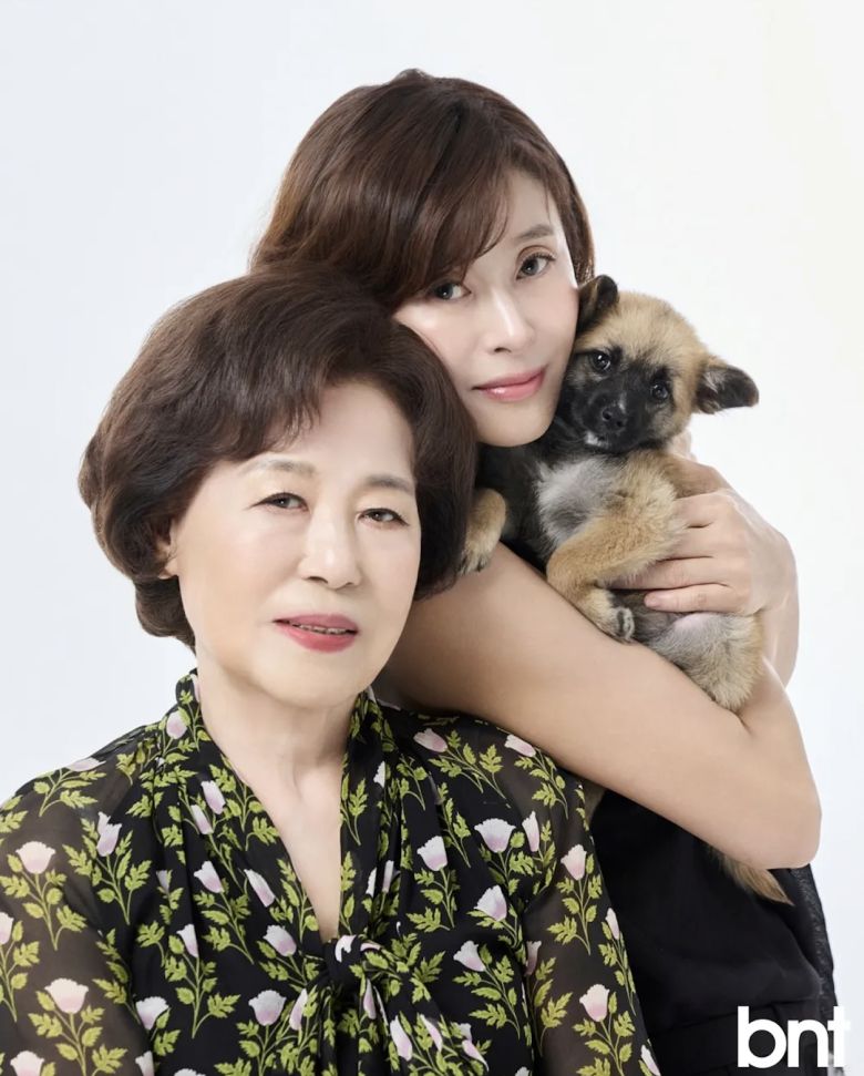 배우 예지원이 90세 어머니, 그리고 반려견과 함께 따뜻한 가족 화보를 선보였다.  사진 = bnt