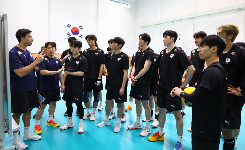 이사나예 라미레스 남자배구 대표팀 감독(왼쪽 첫 번째)이 훈련 도중 선수들에게 지시 를내리고 있다. 사진=뉴시스