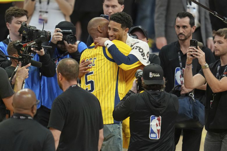 승리를 거둔 타이리스 할리버튼(오른쪽)이 인디애나 레전드 레지 밀러와 포옹을 나누고 있다. 사진=AP/뉴시스