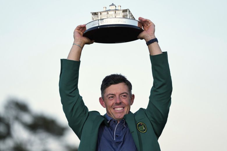 세계랭킹 2위 로리 매킬로이가 지난 4월 마스터스 토너먼트 우승을 차지한 후, 그린 재킷을 입고 트로피를 번쩍 들고 있다. 사진=AP/뉴시스