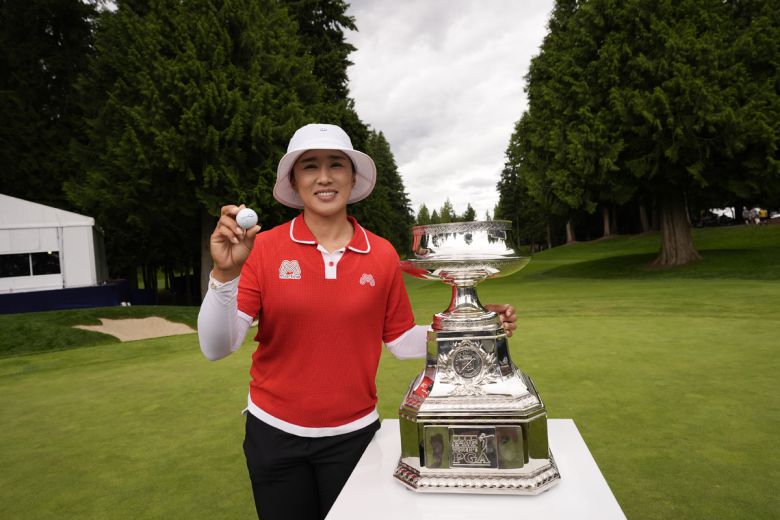 양희영이 지난해 6월 열린 미국여자프로골프(LPGA) 투어 KPMG 위민스 PGA 챔피언십 우승으로 생애 첫 메이저 트로피를 들고 기념촬영하고 있다. 사진=AP/뉴시스