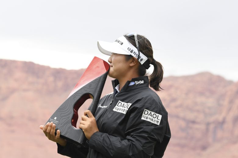 유해란이 지난 5월 열린 미국여자프로골프(LPGA) 투어 블랙 데저트 챔피언십에서 우승을 거둔 후, 트로피에 입맞춤 하고 있다. 사진=AP뉴시스